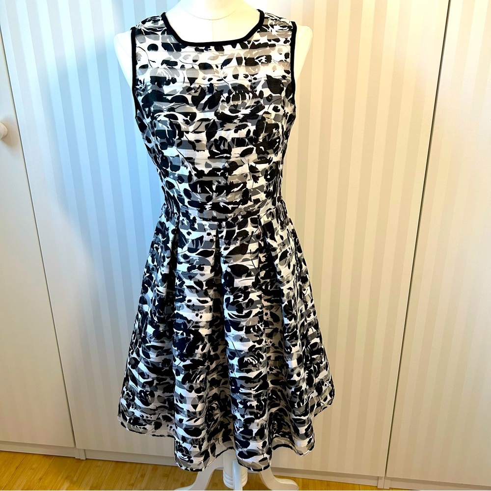 Roz & Ali black and white striped floral flared sleeveless party dress Size 4